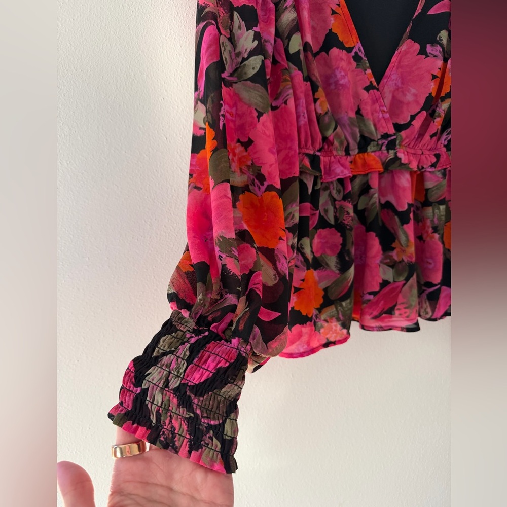 NWOT Blu Pepper Floral Cinched Waist blouse size small - Picture 8 of 10